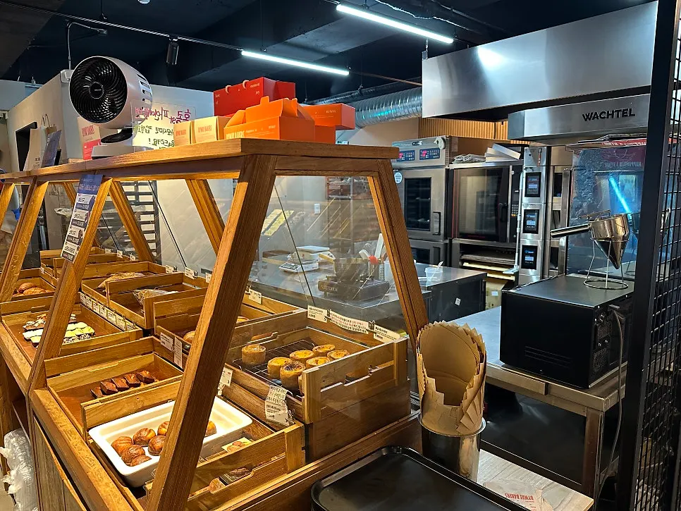 Refrigerated display case and room-temperature bread shelves