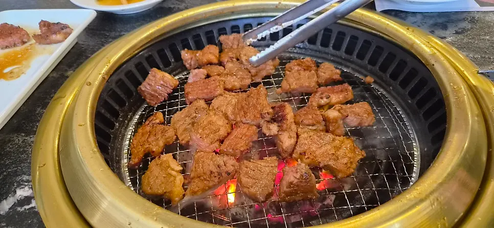 Charcoal-grilled ribs cut into bite-sized pieces
