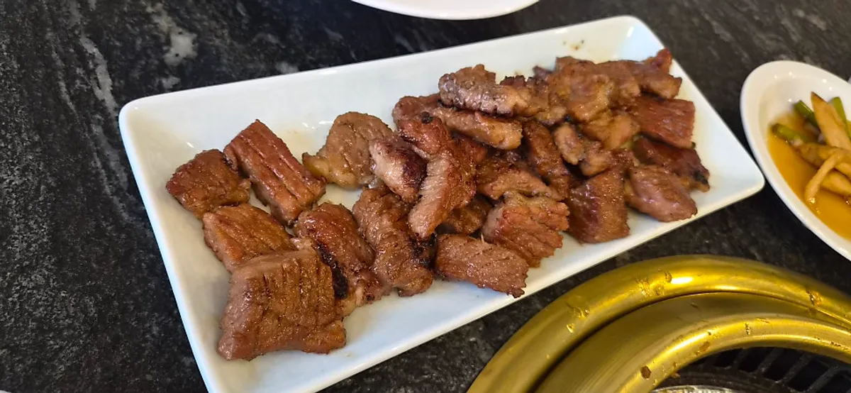 Well-grilled marinated ribs with side dishes