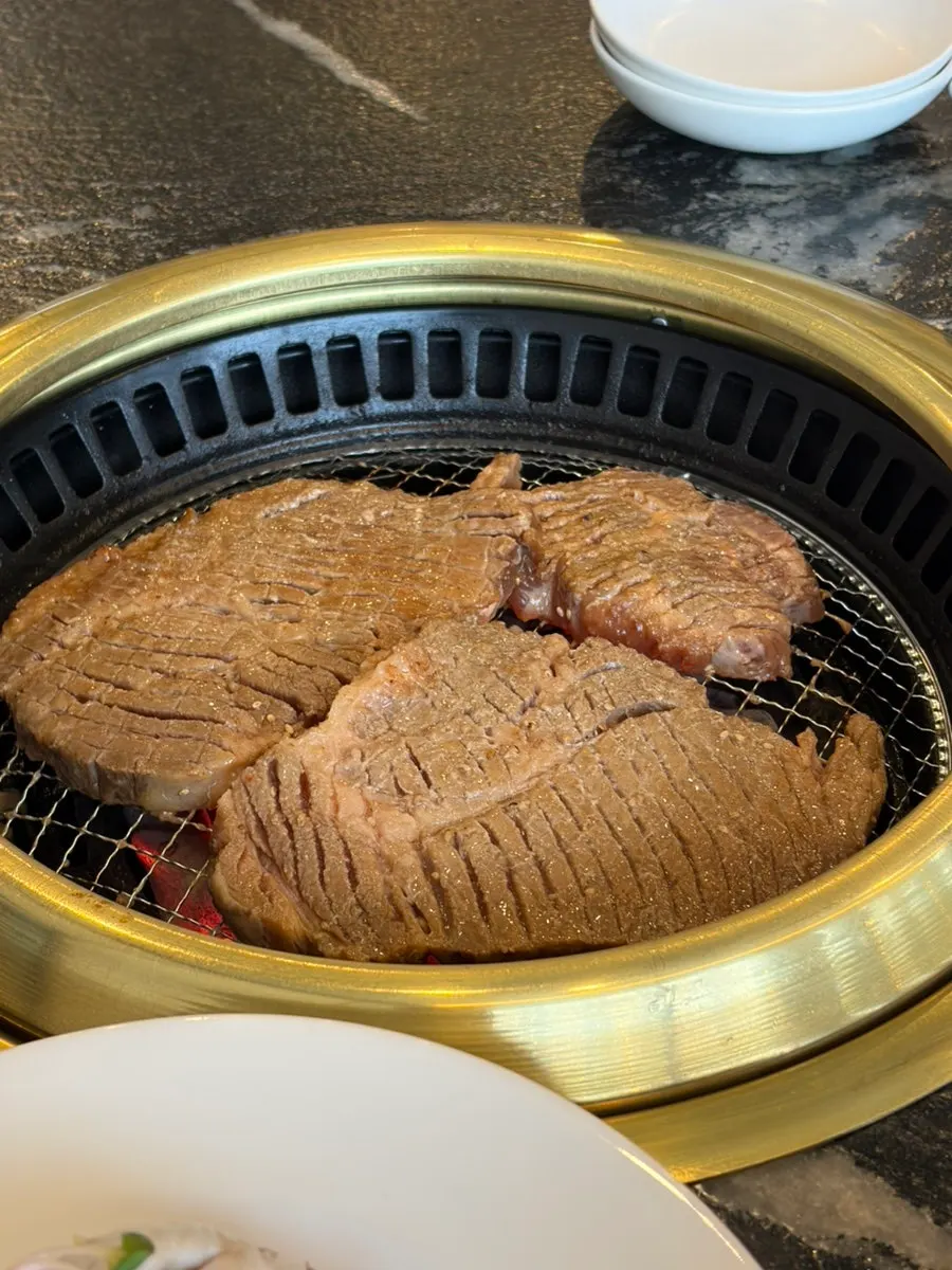 Generous 300 g portion of marinated pork ribs