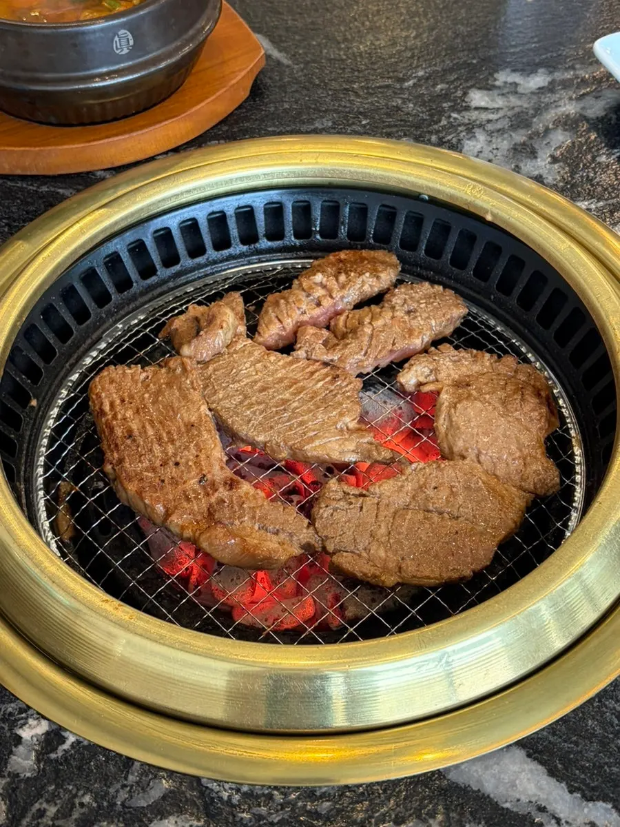 Charcoal-cooked marinated pork ribs
