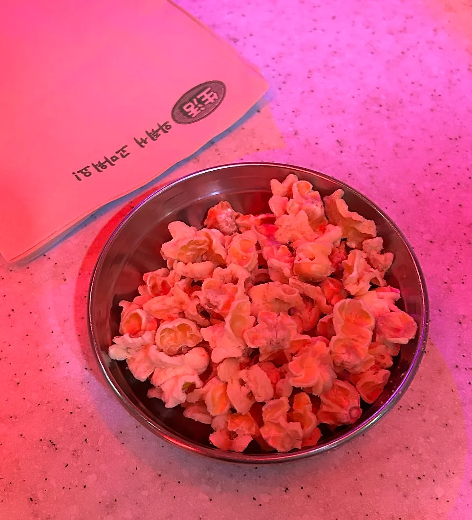 Consommé-flavored crunchy popcorn served as the complimentary snack