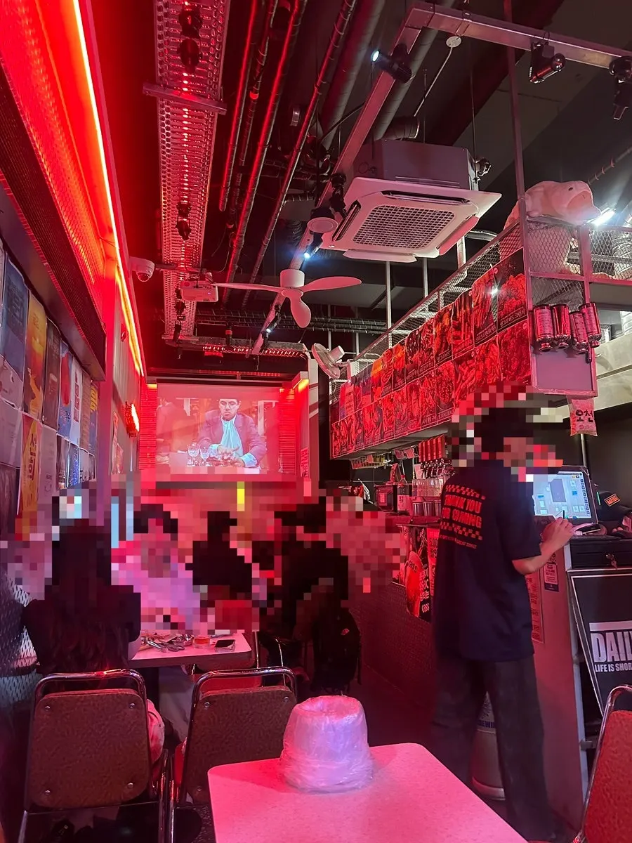 Interior for enjoying chicken and drinks