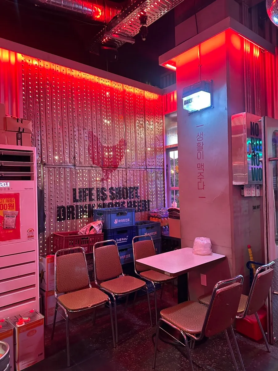 Second-round spot with a variety of drinking snacks