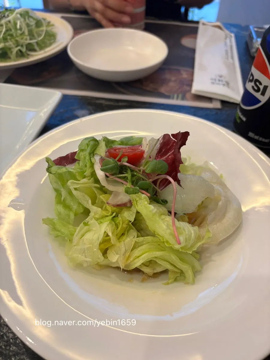 다양하게 차려진 기본찬