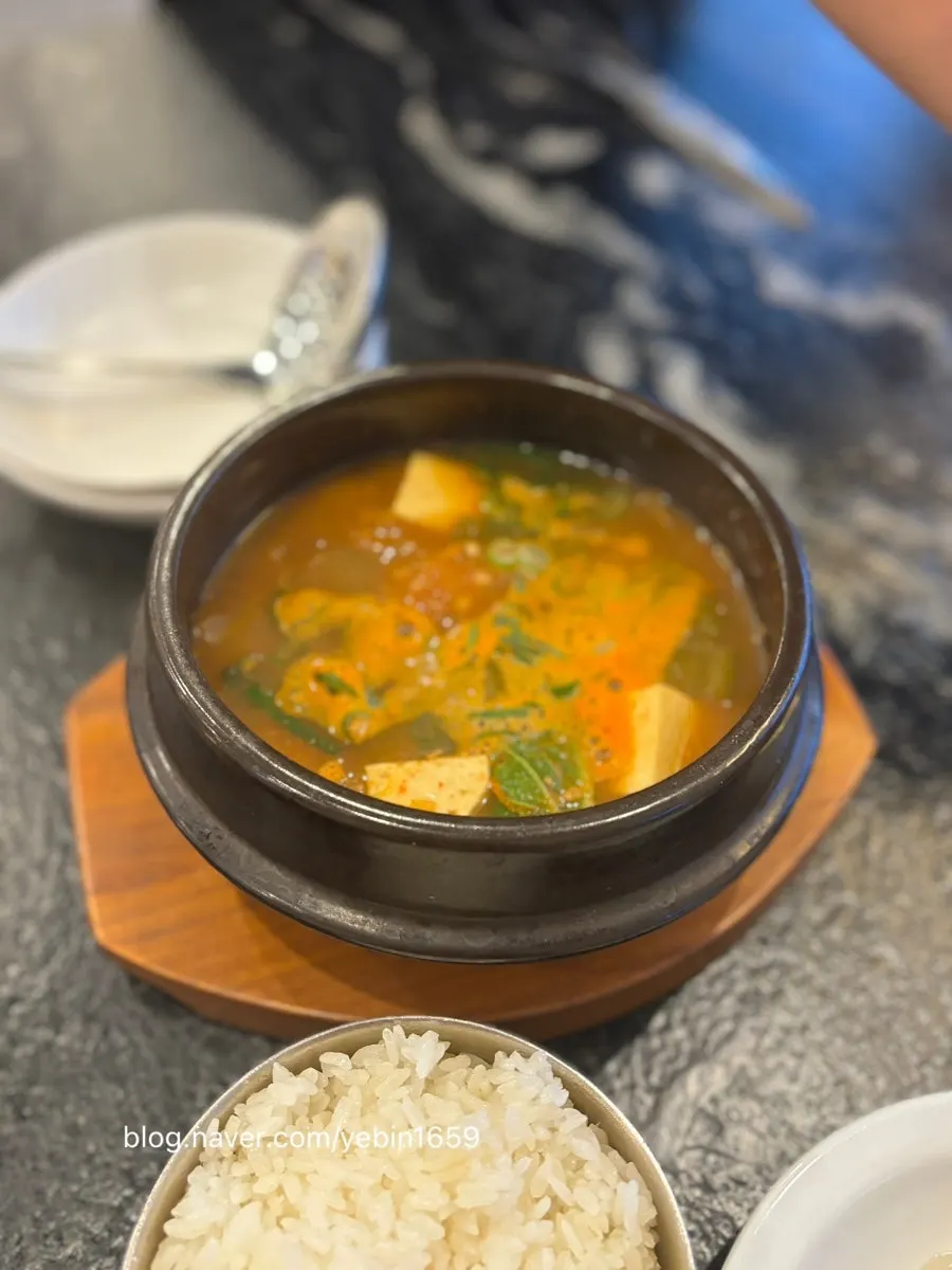 공깃밥과 된장찌개 상차림