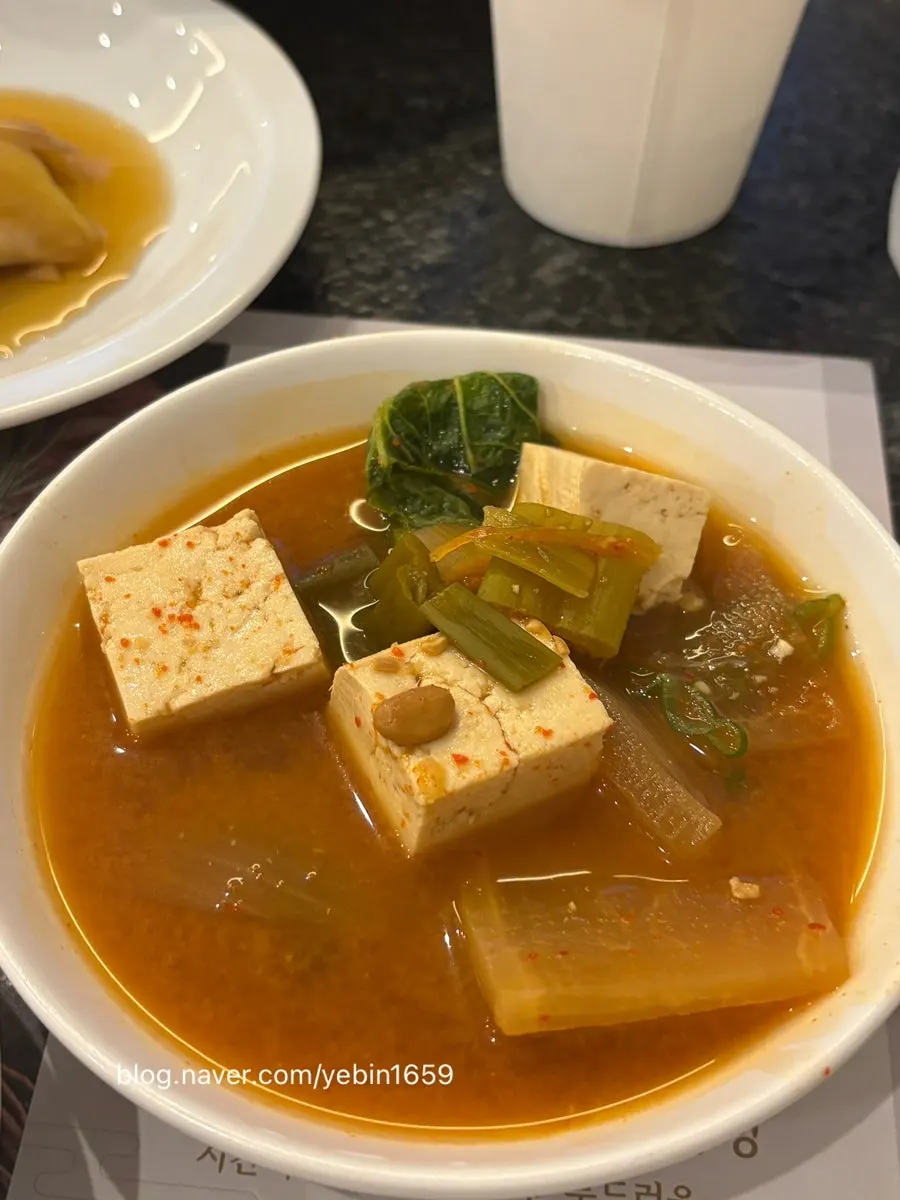 두부와 채소가 든 된장찌개