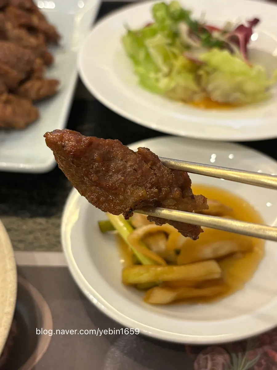 두툼하게 구운 양념 돼지갈비