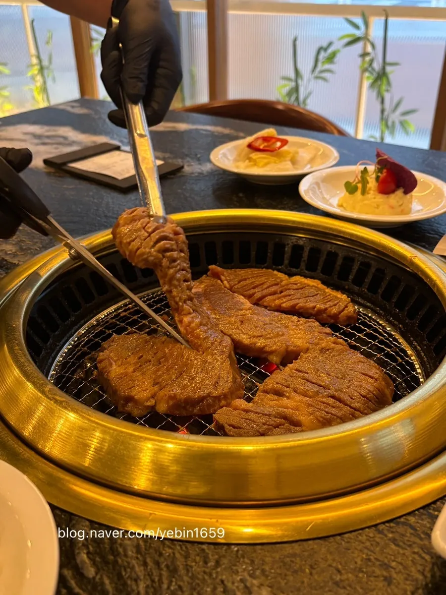 가족 외식 돼지갈비 식사