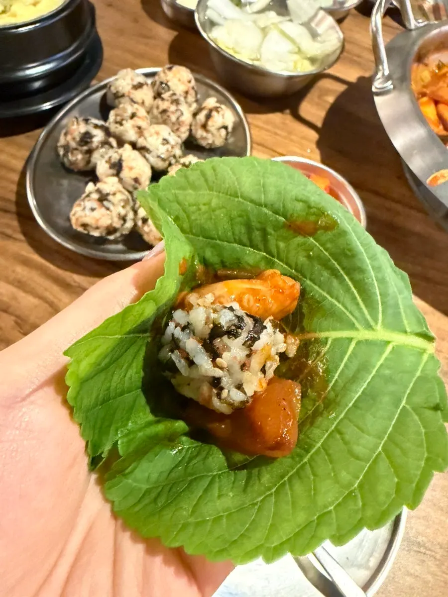 Nakgopsae perilla-leaf wrap combination