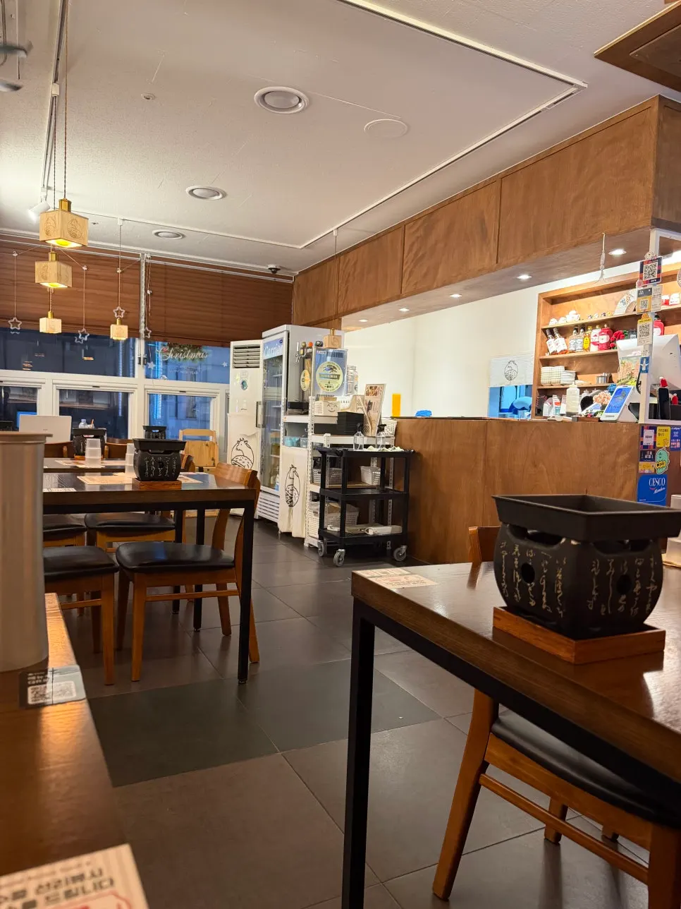 Interior seating at Ichigyu Balsan Station Branch with 2-, 4-, and 6-person tables