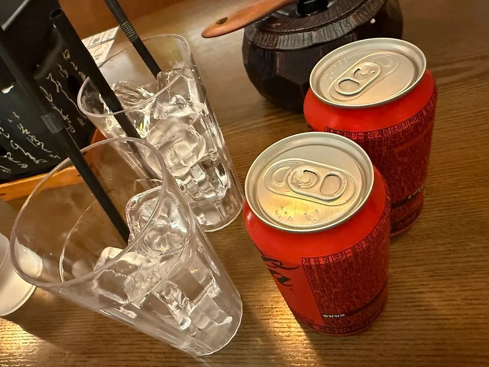 세트 음료와 얼음컵