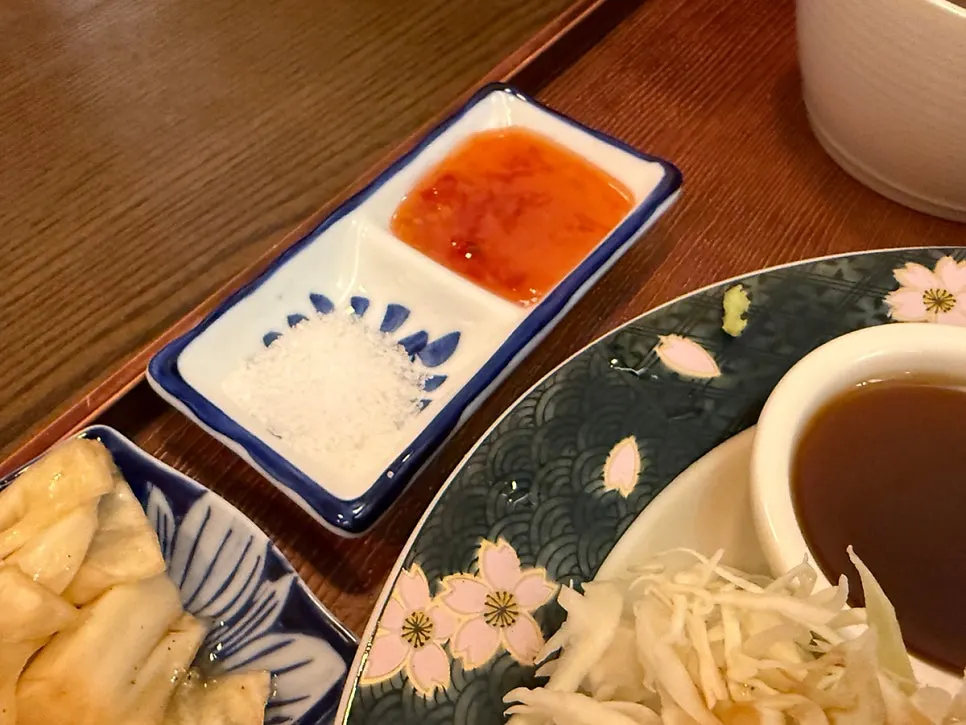 정갈하게 차려진 규카츠 식기