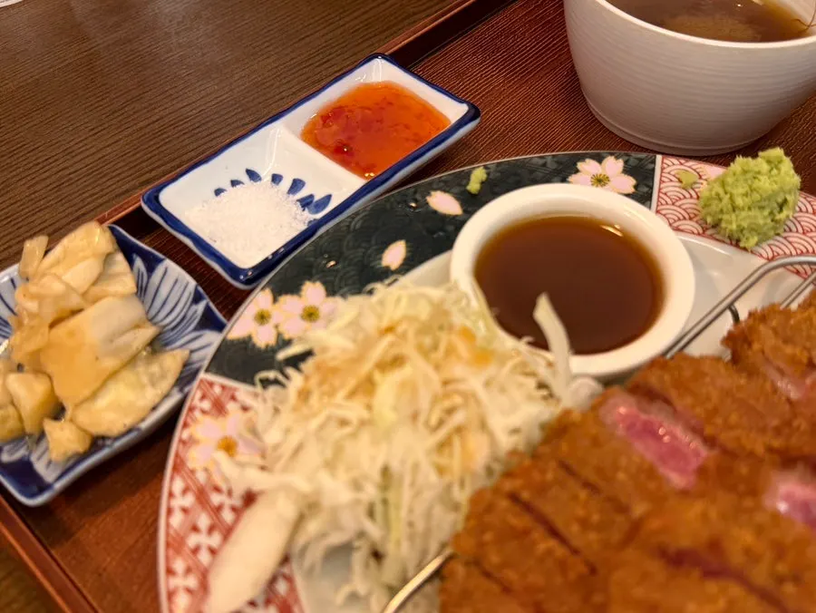 규카츠와 정갈한 한 상 구성