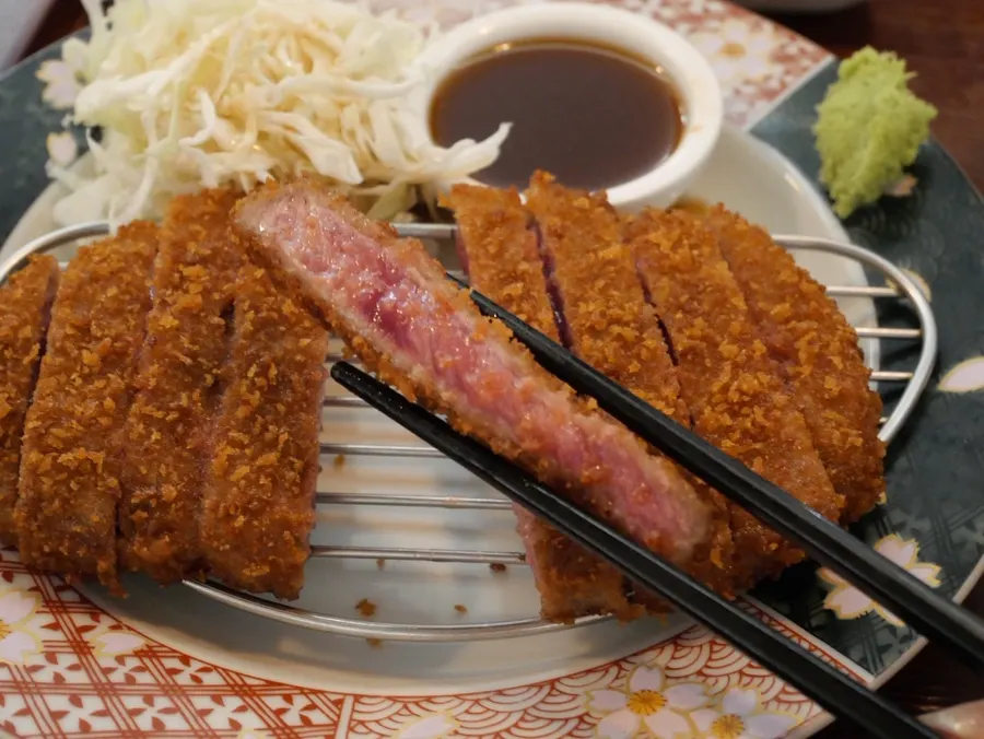 도톰하게 썰린 규카츠 단면