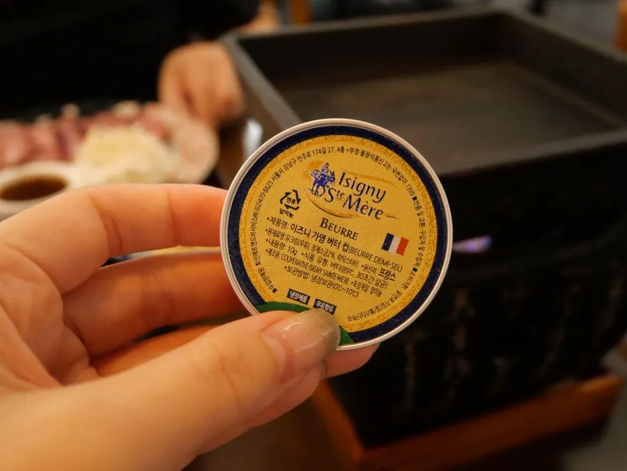 테이블에 준비된 화로와 팬