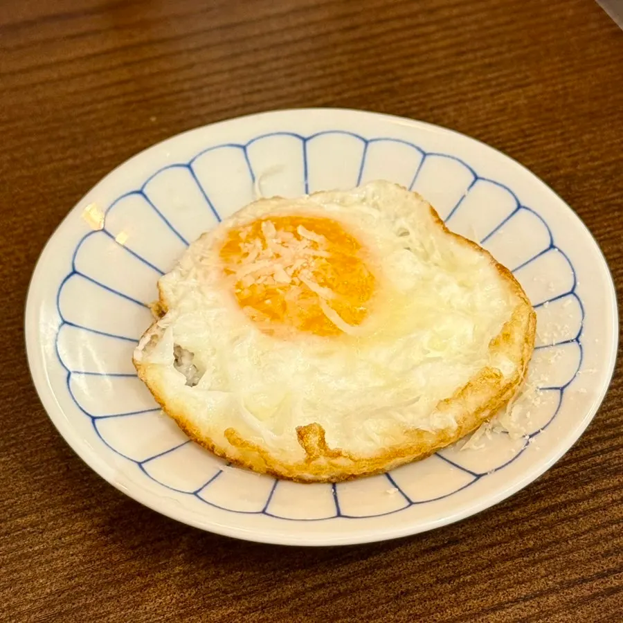 규카츠와 사이드메뉴가 놓인 테이블
