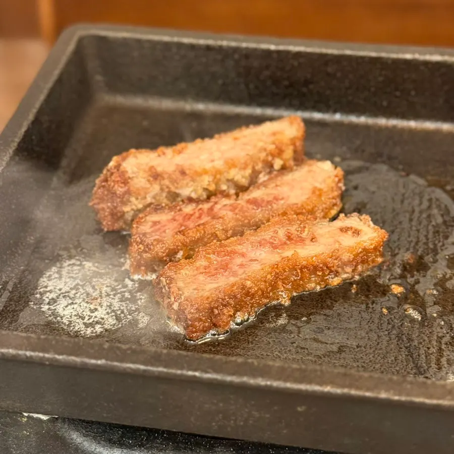 버터에 구운 규카츠와 대기 중인 생맥주