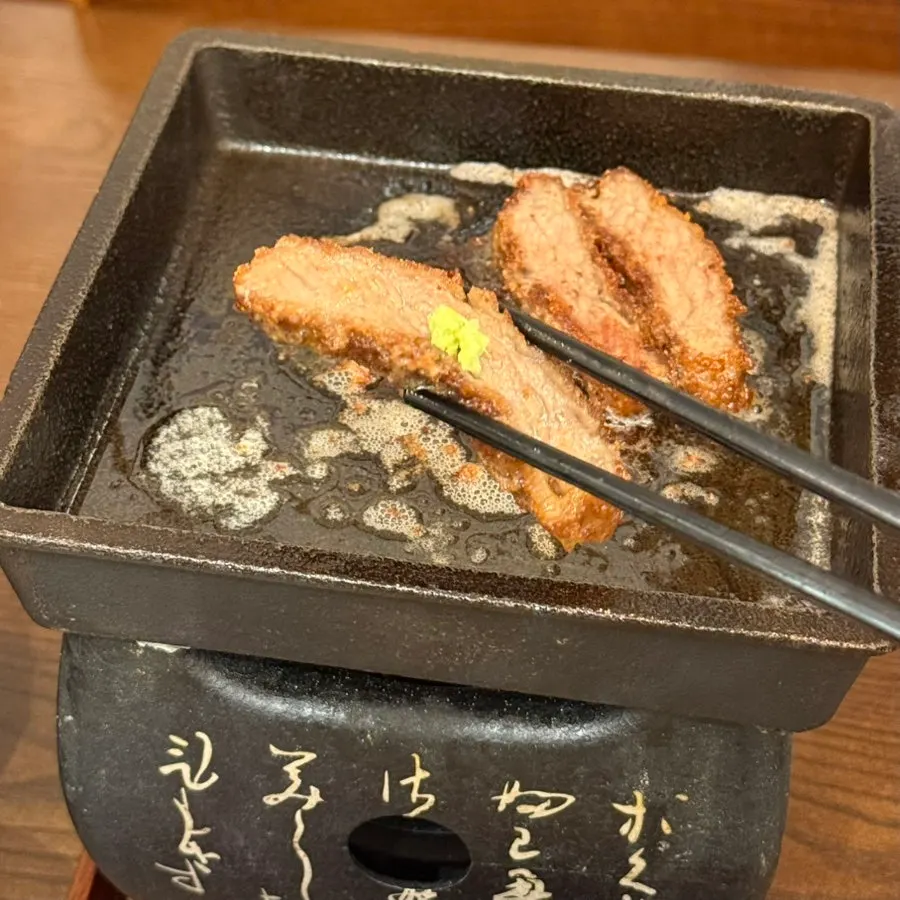 와사비를 올린 규카츠 한 조각