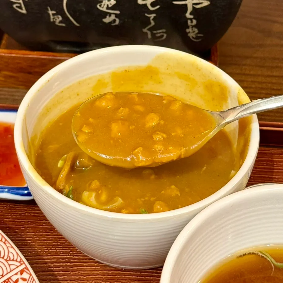 계란후라이를 올린 미니카레 한 그릇