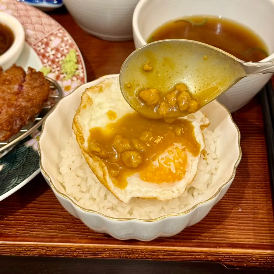 규카츠와 카레를 함께 담은 접시