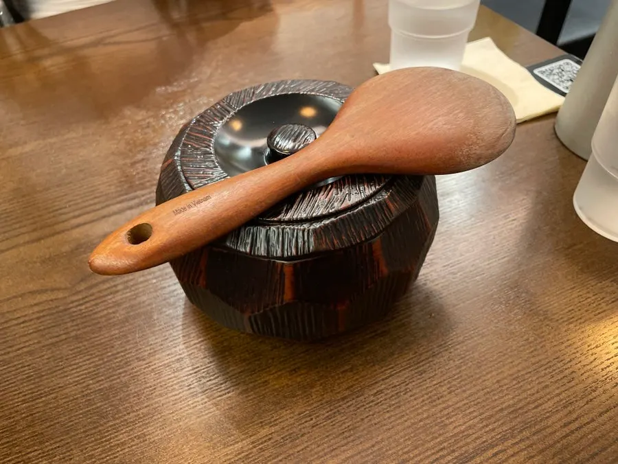 큰 통에 담겨 나온 밥