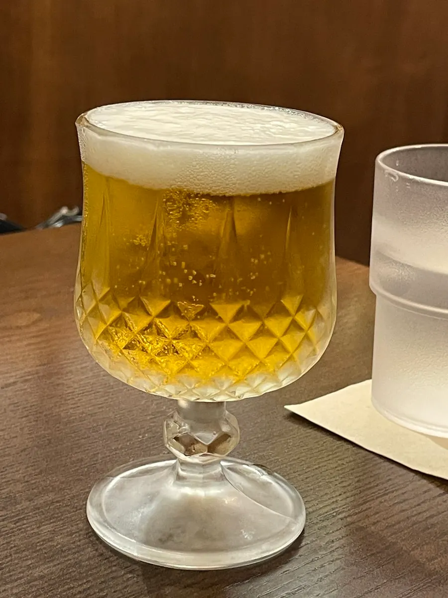 생맥주와 규카츠를 함께 놓은 테이블