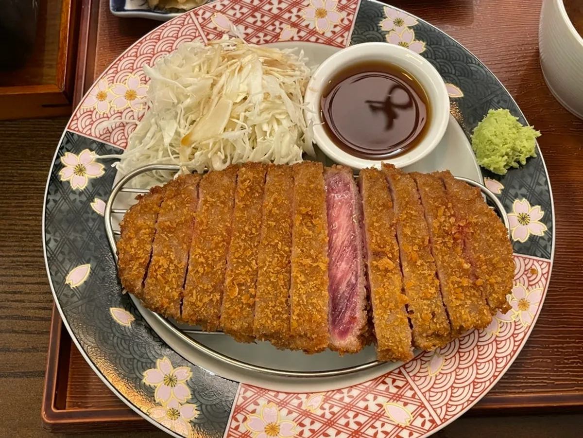 규카츠와 스테끼를 함께 차린 테이블