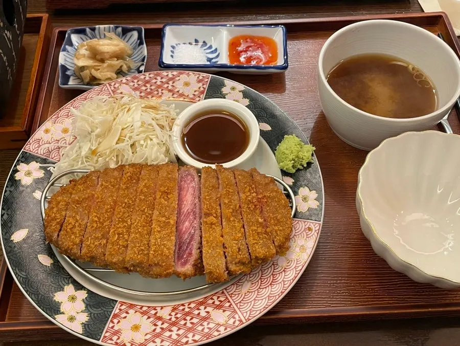 테이블에 준비된 작은 철판과 버터