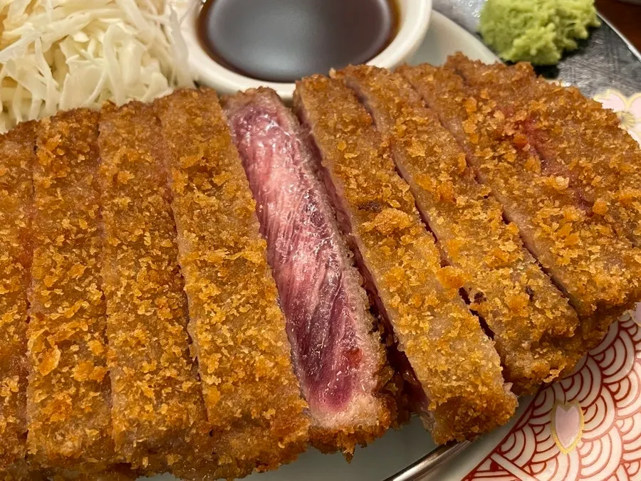 구워 먹기 좋게 잘린 규카츠 한 점