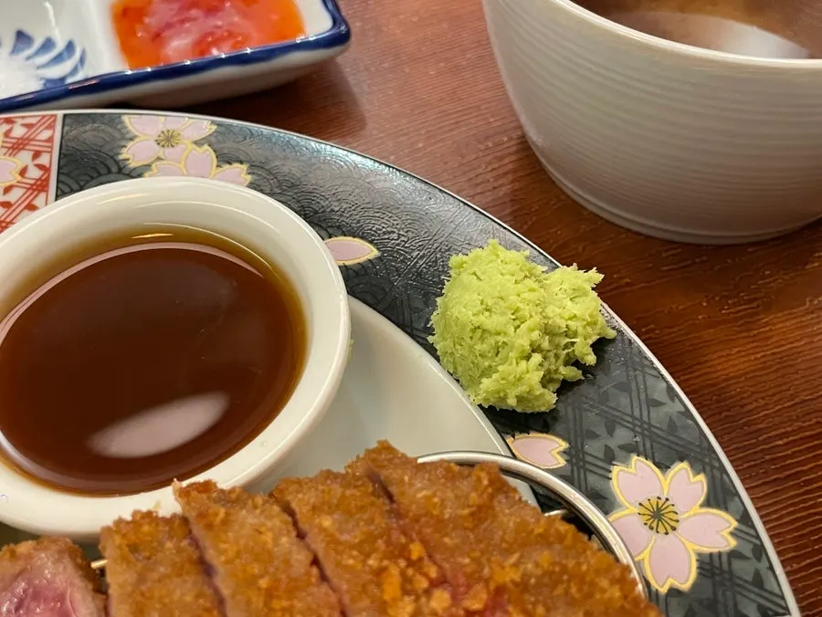 규카츠 단면과 철판 구이 모습