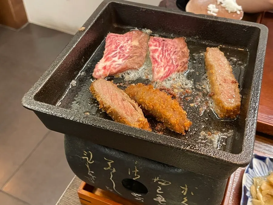 둘이 나눠 먹기 좋은 규카츠와 스테끼 상차림