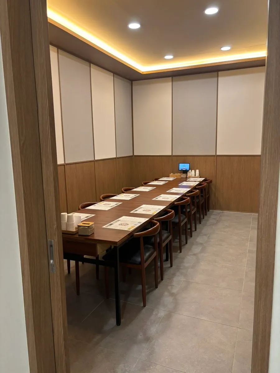 Hall seating with wide tables and cushioned backrest chairs