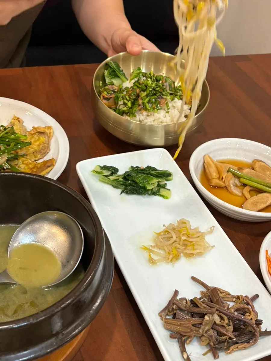 Cockle bibimbap made by adding seasoned vegetables