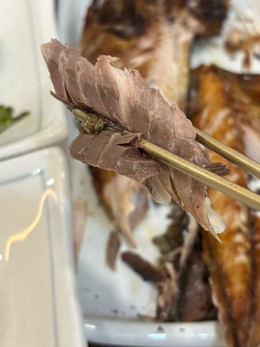 Flaked flesh of the grilled mackerel