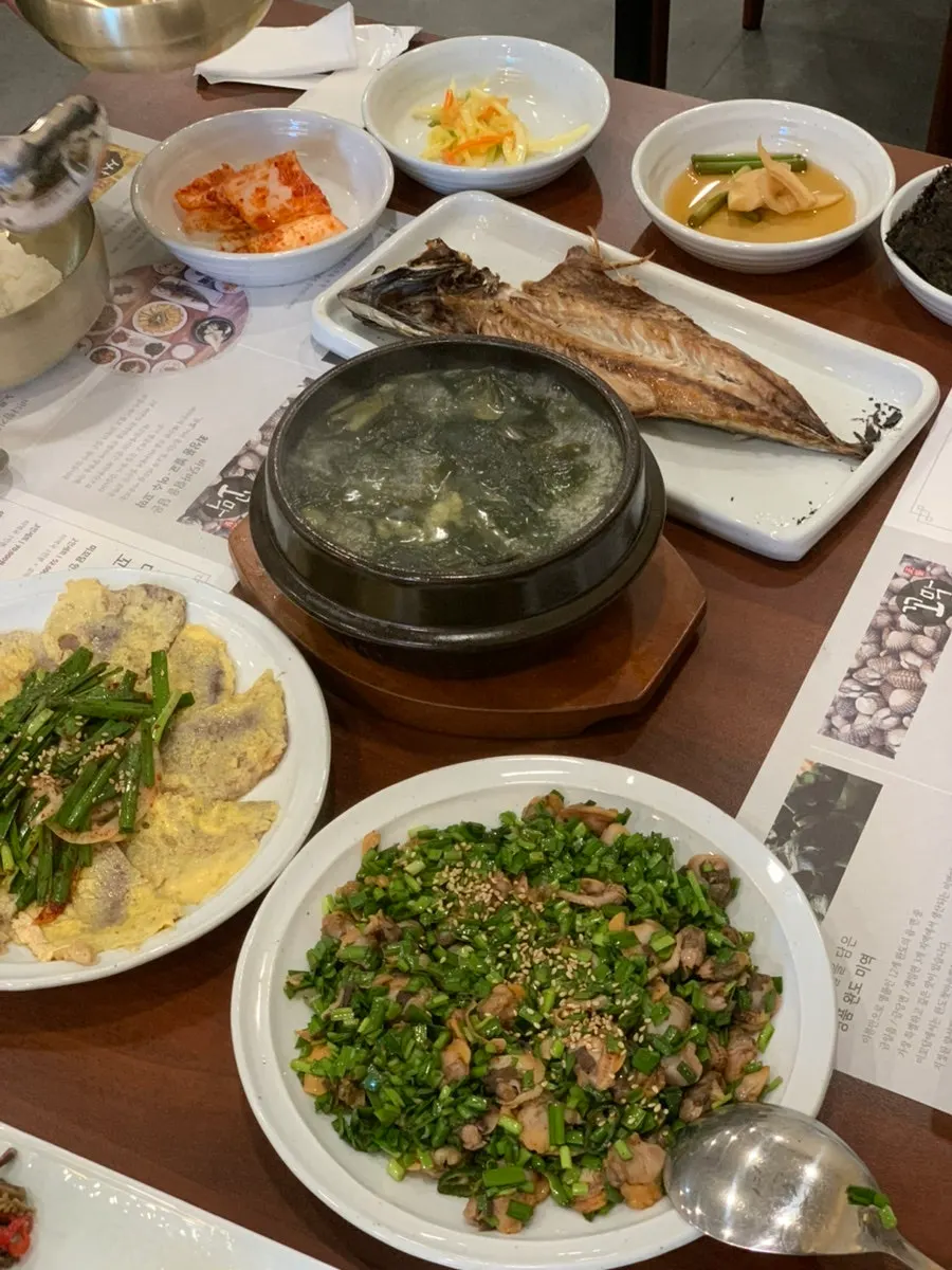 A full table with the main dishes served