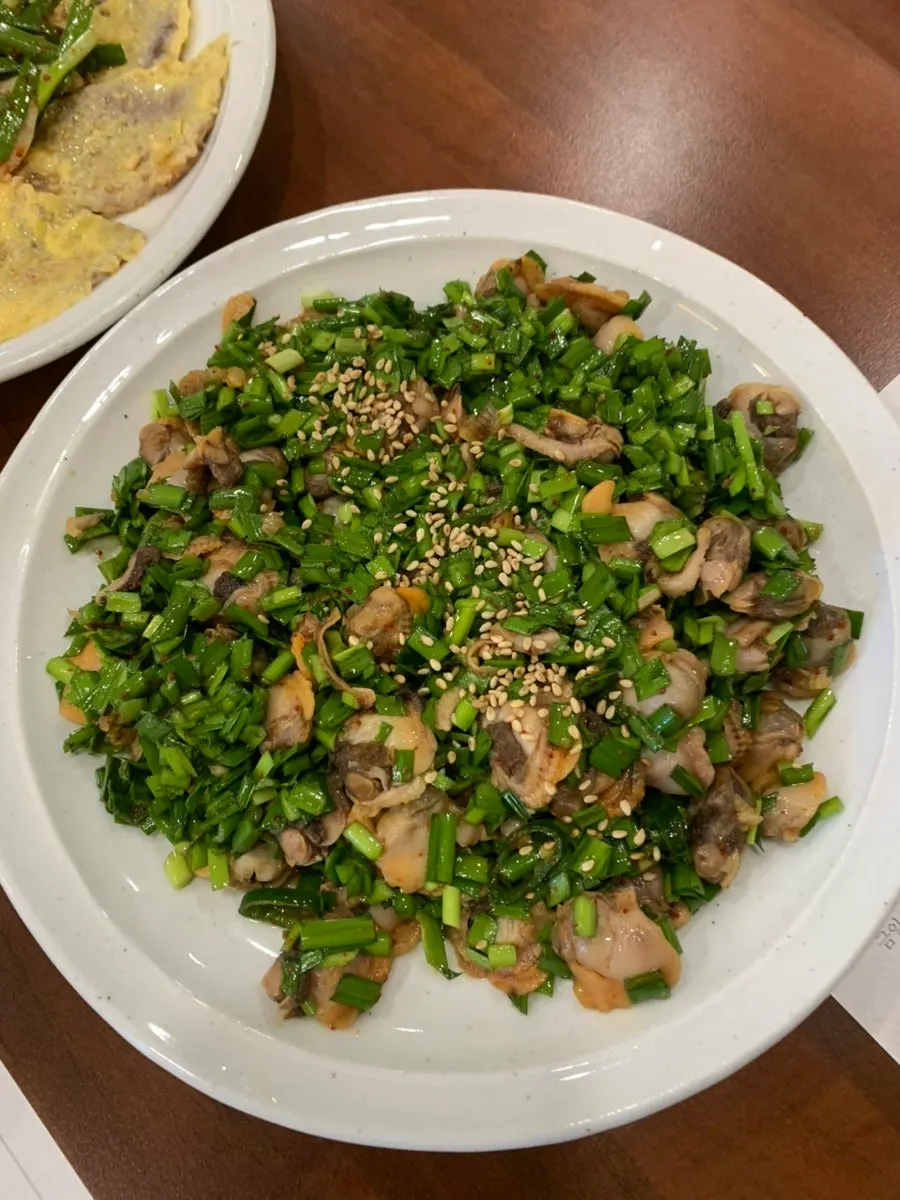 Seaweed soup filled with beef