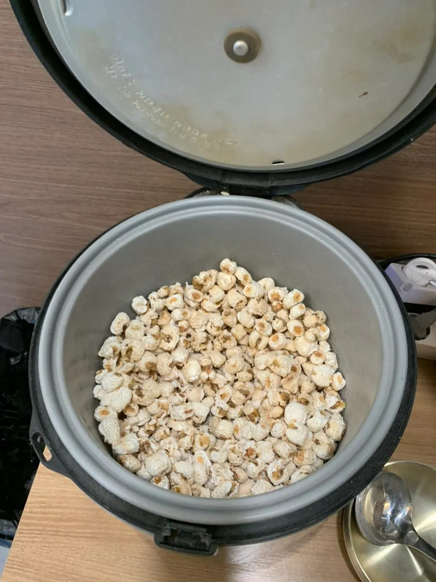 Puffed corn and post-meal tea by the entrance
