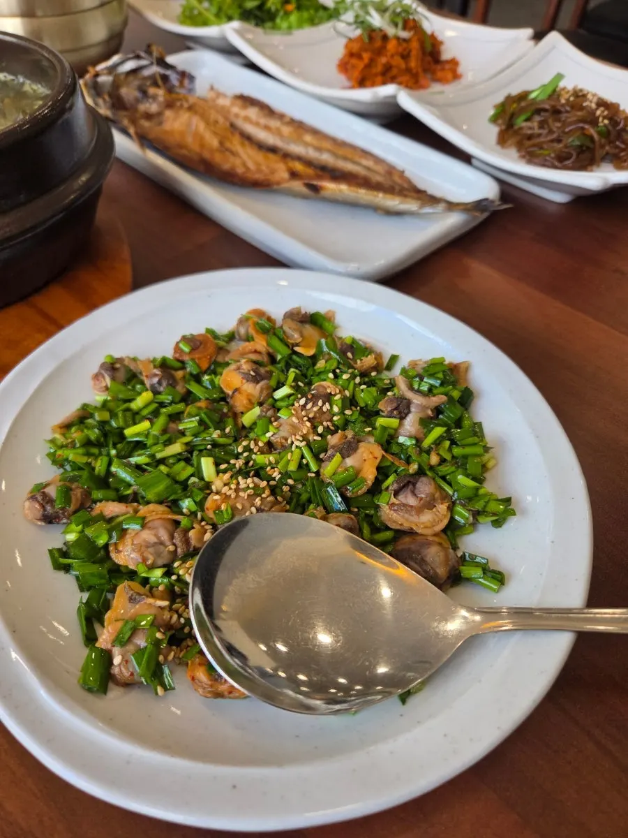 Soy-sauce seasoned cockle mixed rice