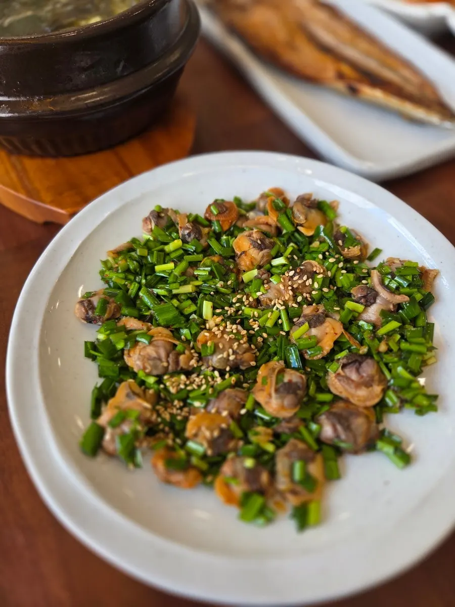 Cockle mixed rice topped with chives and sesame