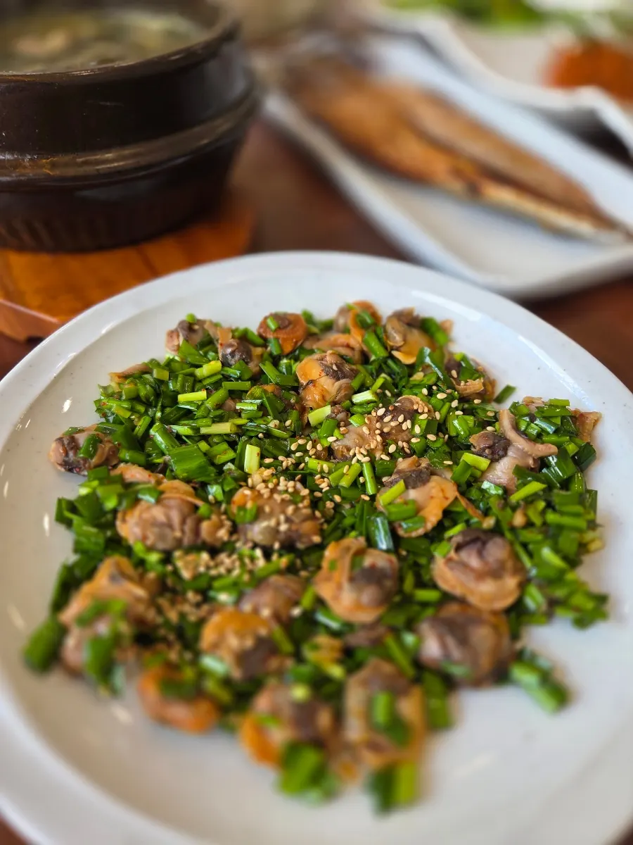 Soy-sauce cockle mixed rice with cockles