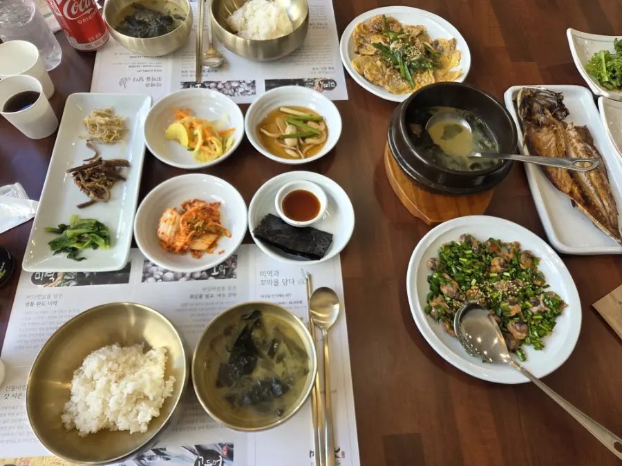 Grilled mackerel and side dishes full-table meal