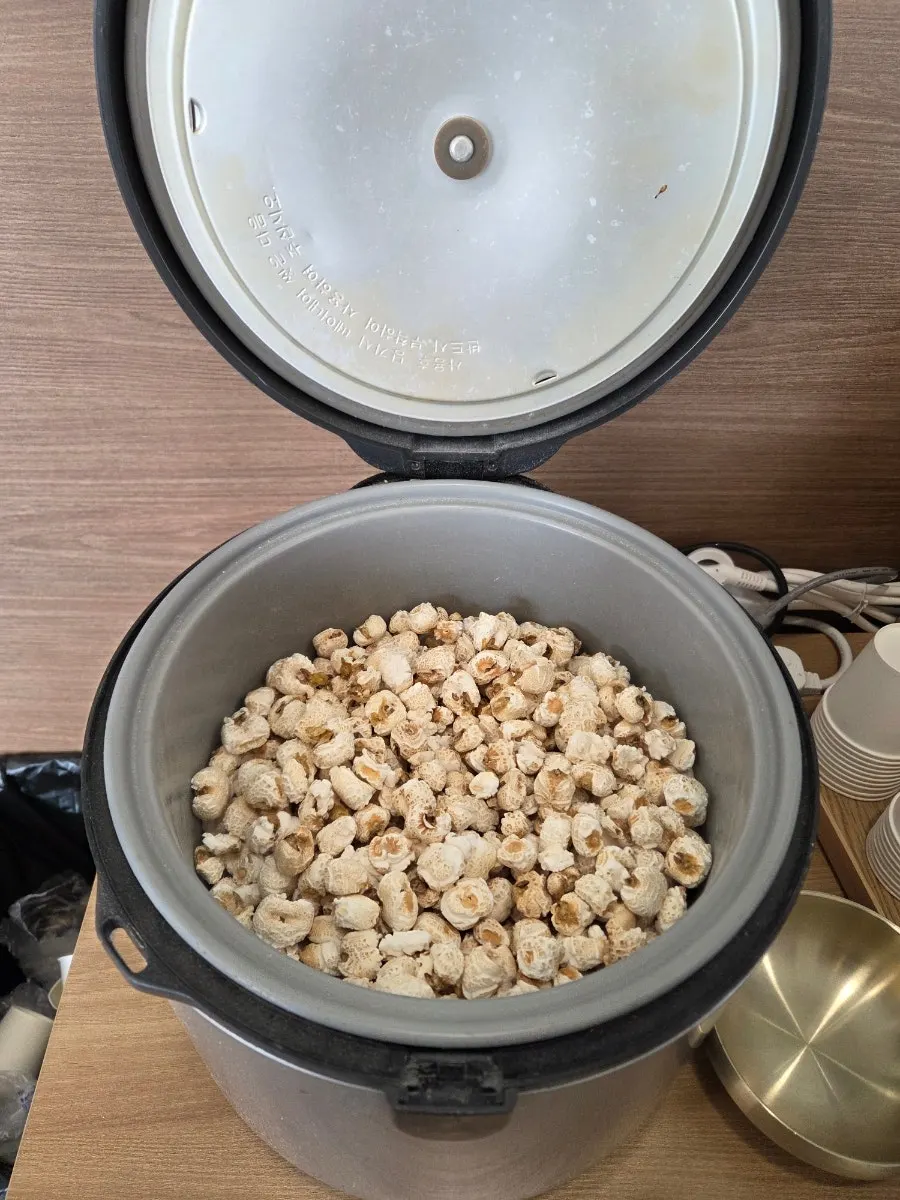 Warm puffed-corn dessert