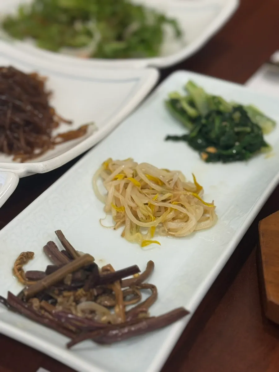 Basic side dishes served with the full meal