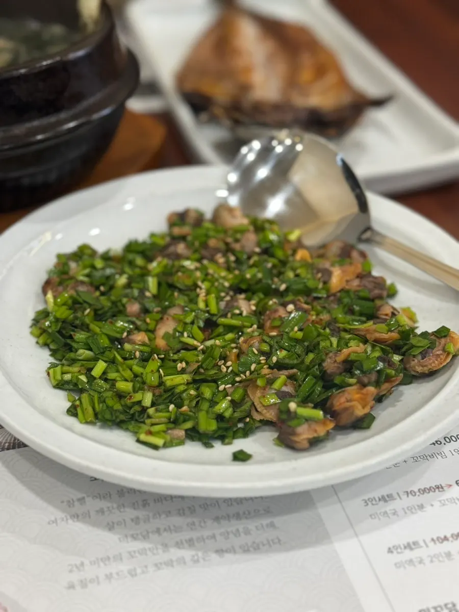 A one-serving plate of seasoned cockles