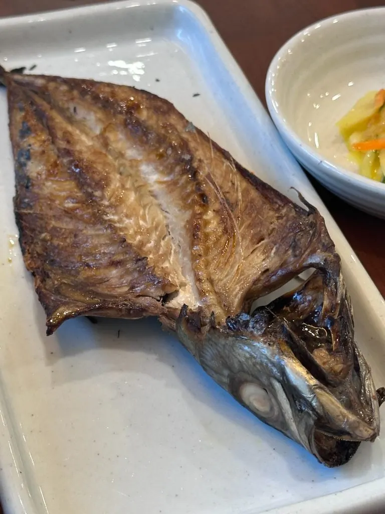 Crisp and moist grilled mackerel
