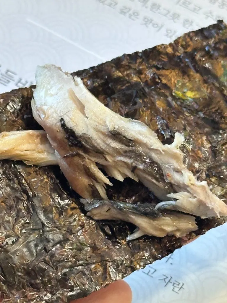 Grilled mackerel served with roasted seaweed