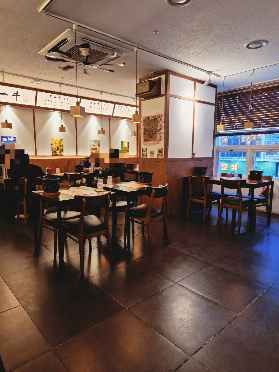 Dining room seating with guests on a Thursday evening