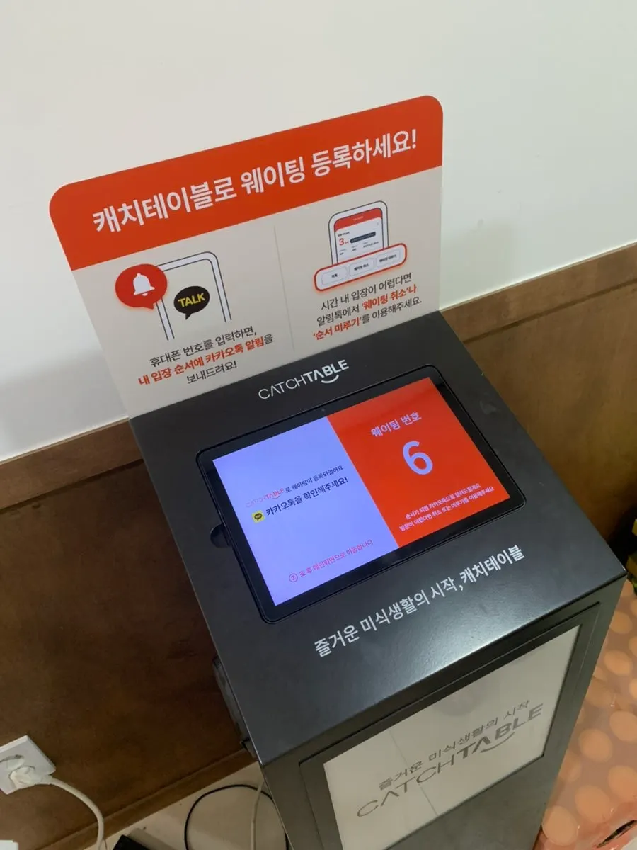 거울 셀카용 안경 머리띠가 놓인 공간