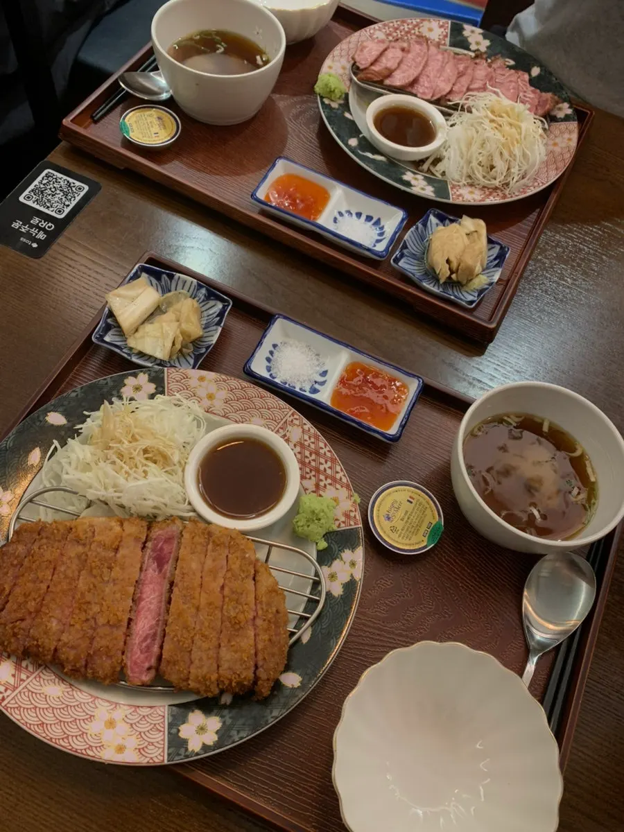 큰 주걱과 함께 나온 밥